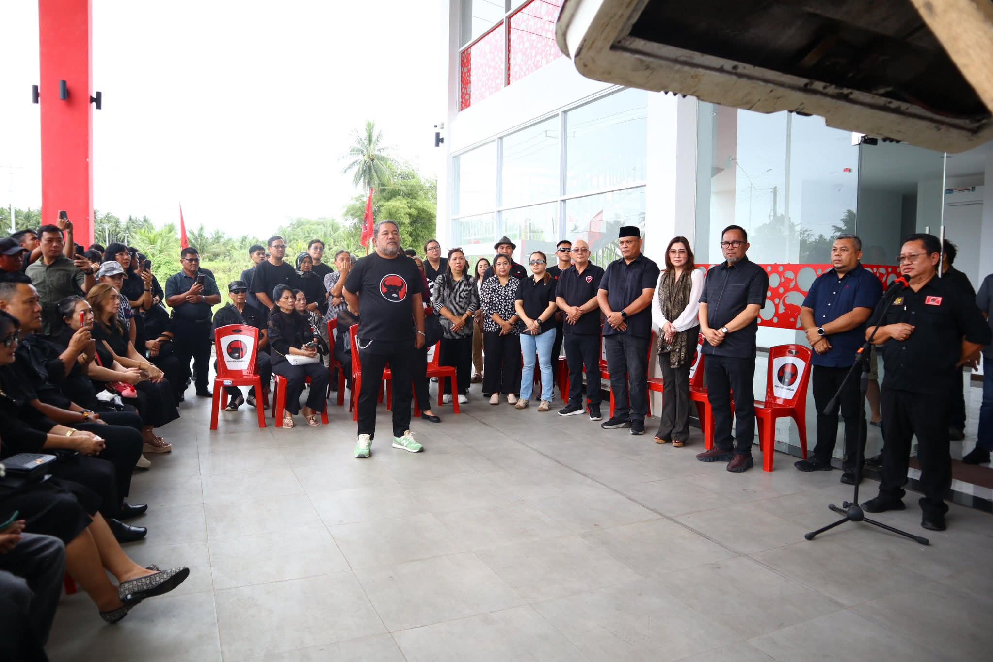 Penghormatan terakhir pengurus DPC dan jajaran kepada Alm Astrid Kumentas, Selasa (23/1) di Kantor PDI Perjuangan Kota Manado