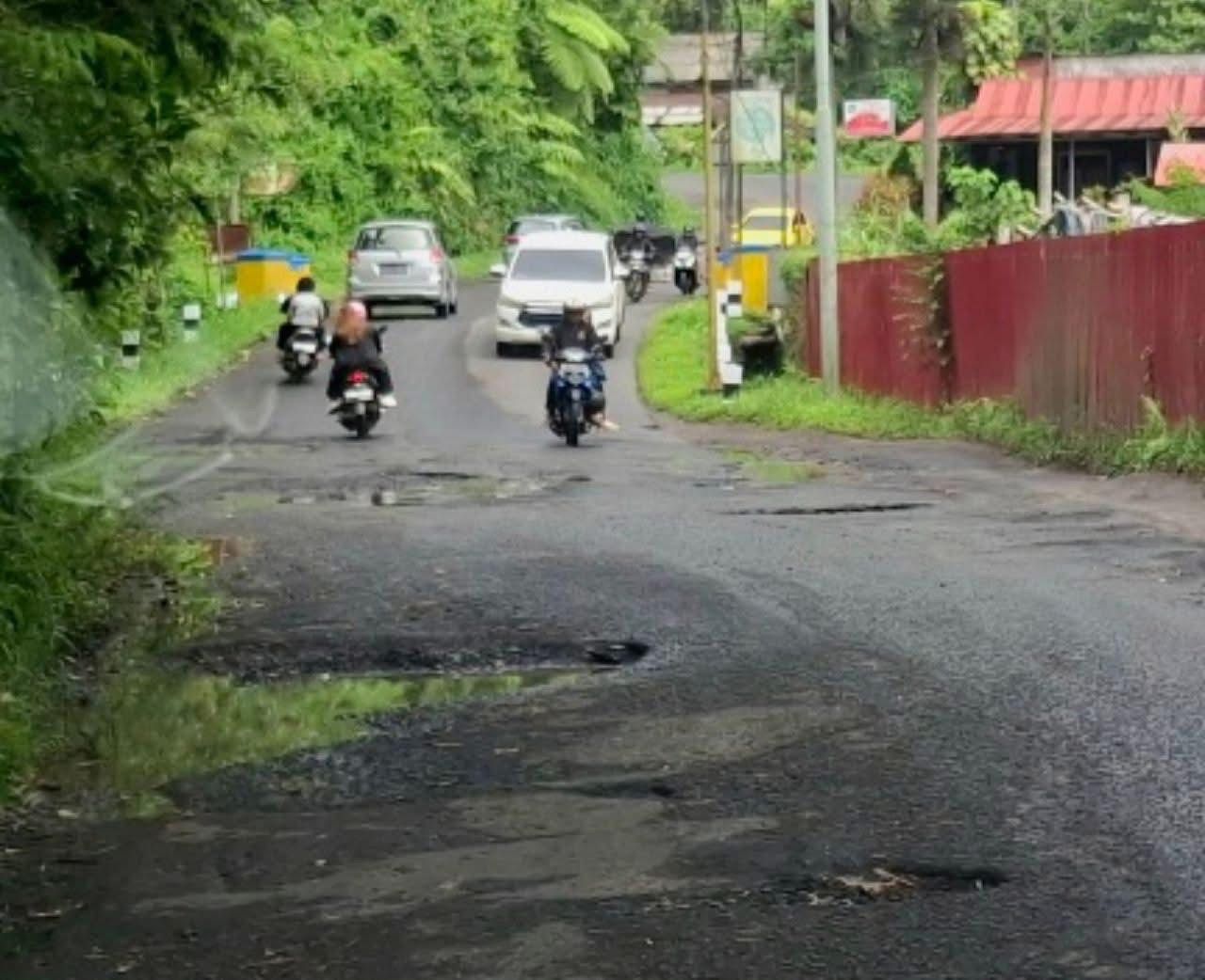 Kondisi ruas jalan Tomohon-Tanawangko yang butuh perbaikan.