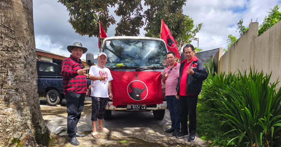 SOLIDARITAS SOSIAL: Jajaran Pengurus DPC PDIP Kota Tomohon saat menyalurkan bantuan logistik bagi saudara masyarakat di Kabupaten Sitaro yang terdampak bencana alam. Dok istimewa