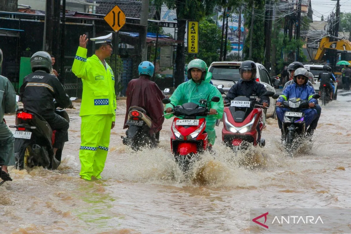 Genangan di ruas Jalan Kudus-Pati, Desa Ngembalrejo, Kabupaten Kudus, Jawa Tengah, Senin (12/1/2026). ANTARA FOTO/Nirza/agr/nym