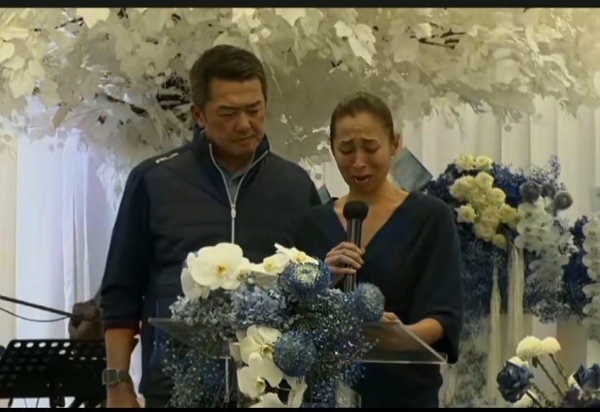 Ibu dan ayah Almarhum  Rylan Henry Pribadi, saat memberikan sambutan di ibadah pemakaman.