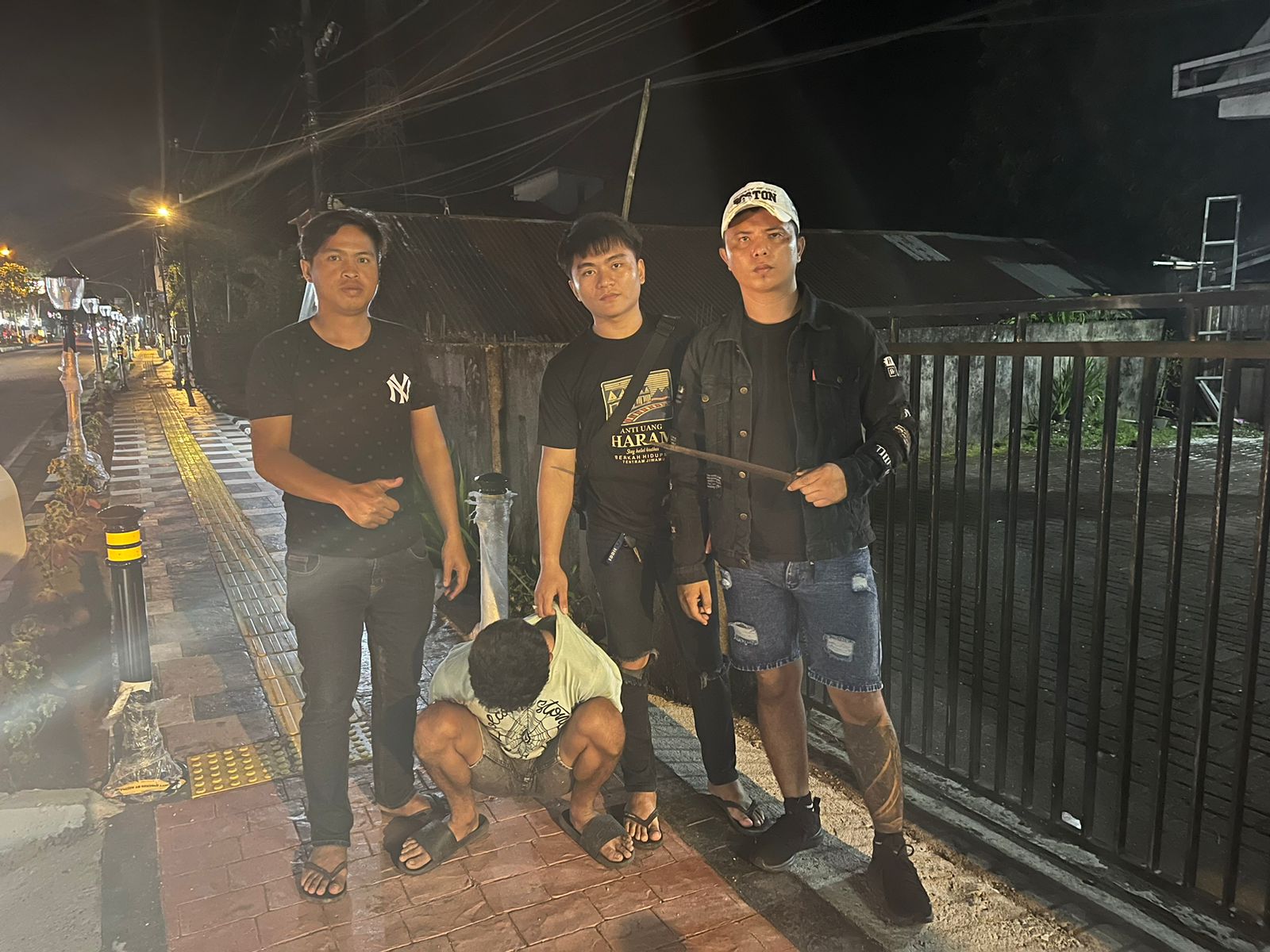 Personil Polsek Dimembe saat meringkus terduga pelaku di wilayah Airmadidi.