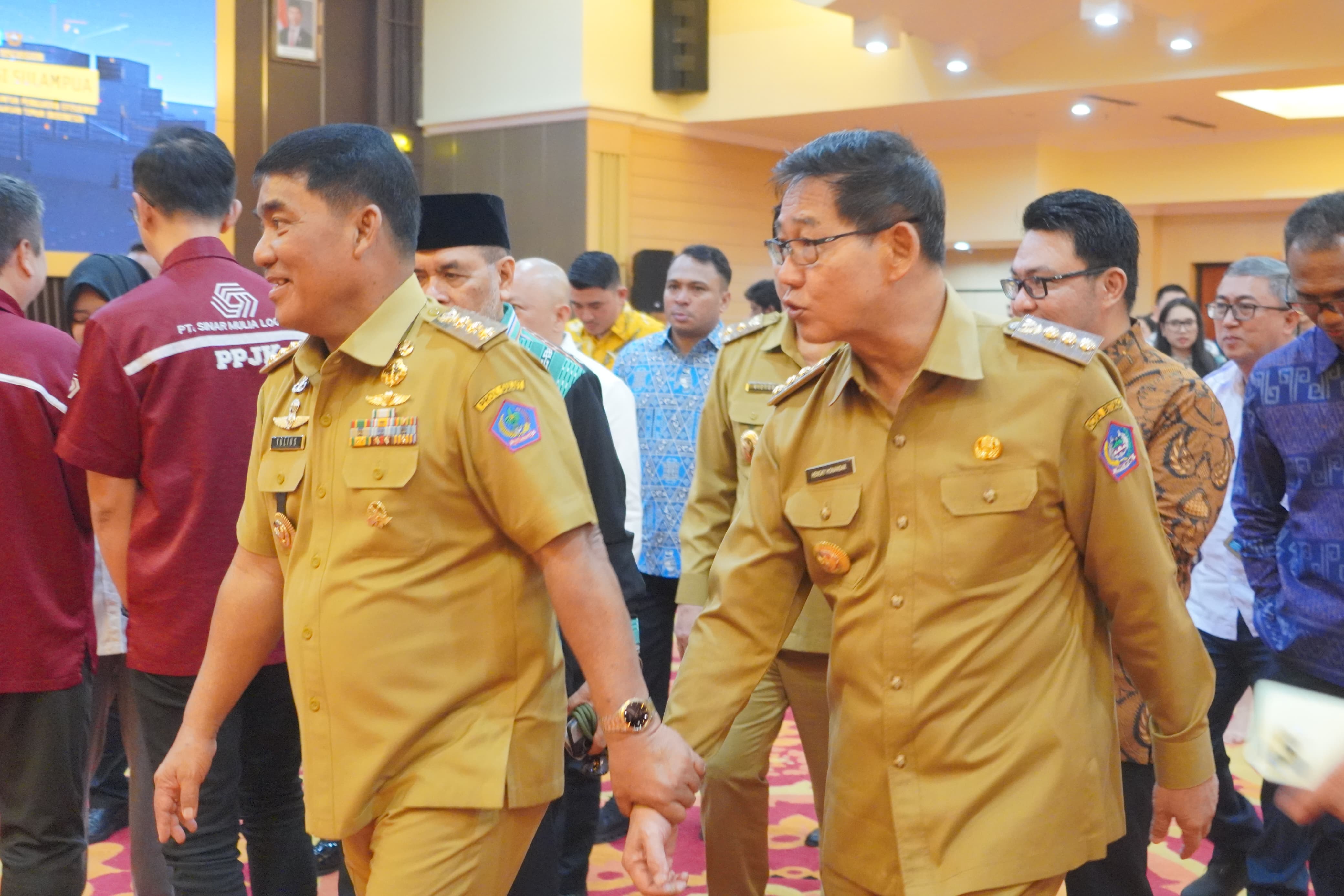 Gubernur Sulut Mayjen TNI (Purn) Yulius Selvanus dan Wali Kota Bitung Hengky Honandar dalam kegiatan FGD.(Dok Istimewa)