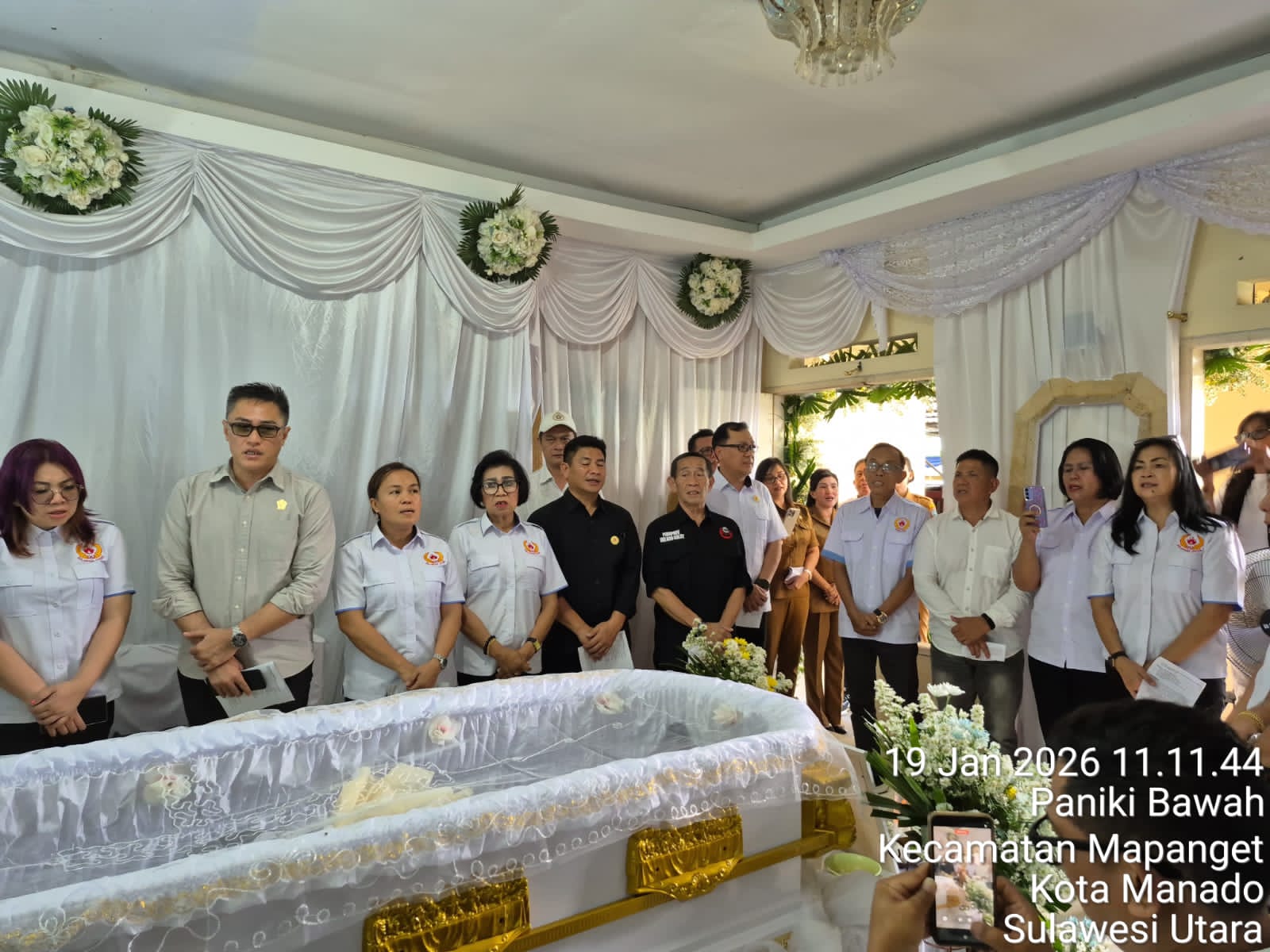 TURUT BERDUKA: Pengurus KONI melayat dan membawa pujian penghiburan di rumah duka almarhum Markus Linelejan di Taman Sari Metropolitan, Sabtu (19/01/26).