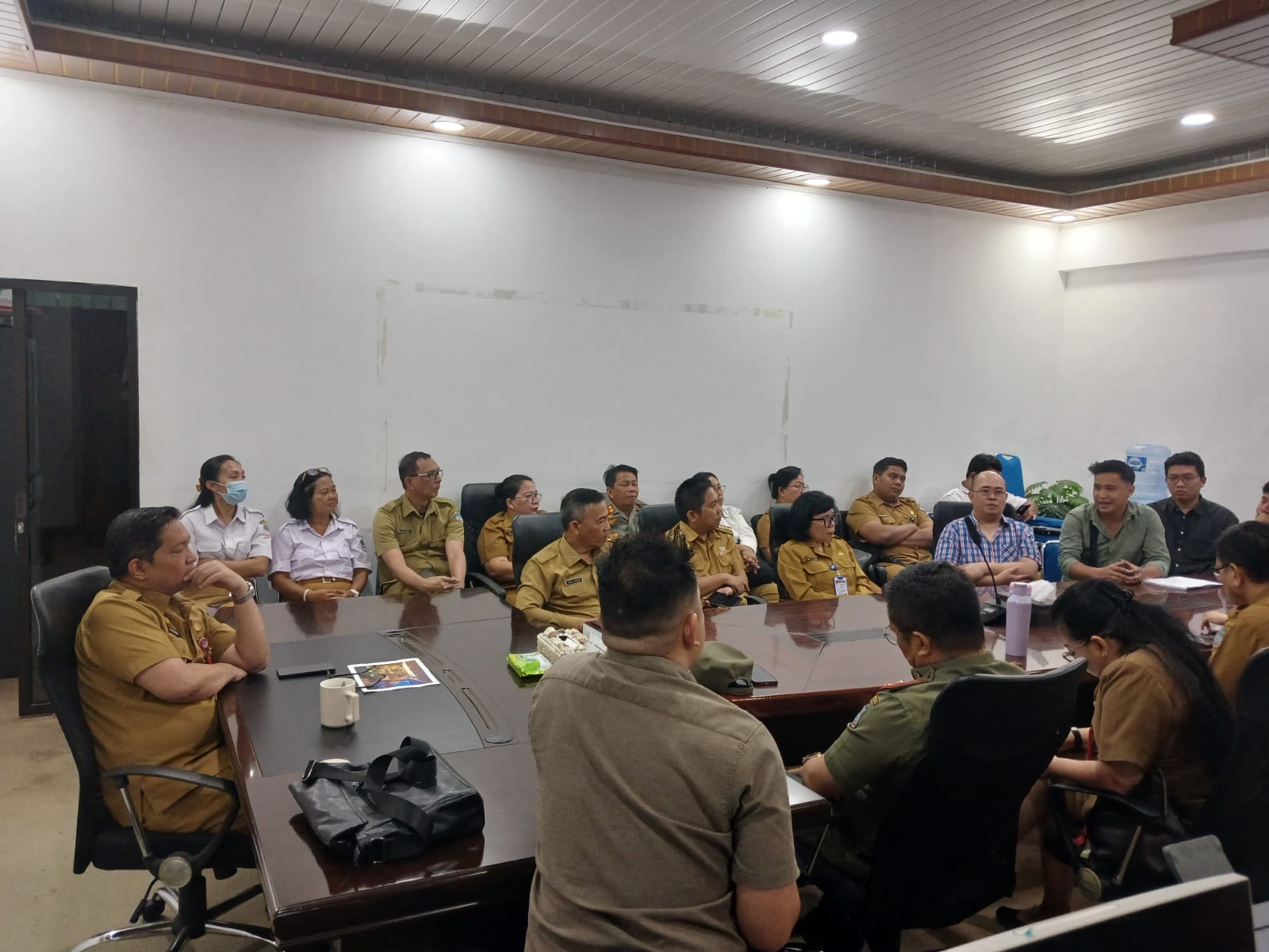 Rapat koordinasi yang dipimpin Sekretaris Kota Manado, Senin (19/1) terkait persoalan yang terjadi di Kawasan UMKM di Kampung Cina.