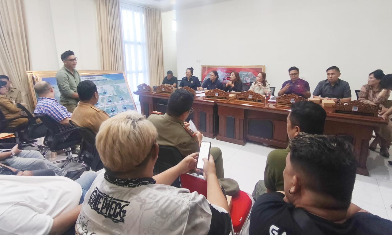 Rapat dengar pendapat Komisi 2 DPRD Manado bersama pelaku UMKM Kampung Cina dan instansi terkait dari Pemkot, Senin (19/1).