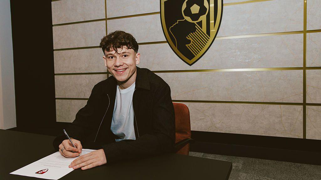 Toth tandatangani kontrak bersama Bournemouth