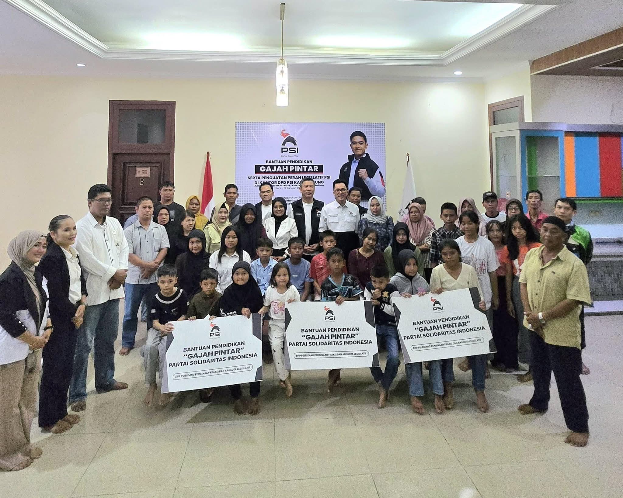 SOLIDARITAS: DPP PSI menyalurkan dukungan pendidikan kepada 20 siswa kurang mampu di Kabupaten Belitung, Provinsi Bangka Belitung.