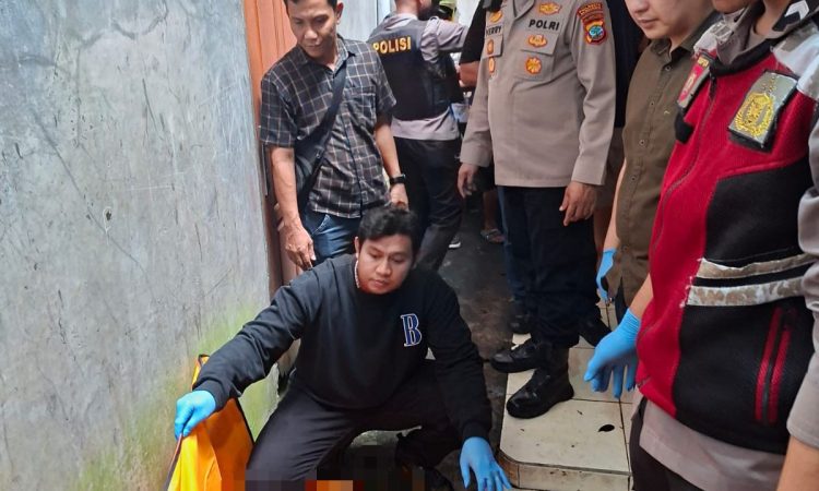 Pihak Kepolisian Resor Manado saat menangani mayat seorang anak remaja yang ditemukan warga di Jalan Toar, Kelurahan Mahakeret Barat Lingkungan I, Kecamatan Wenang, Kota Manado.