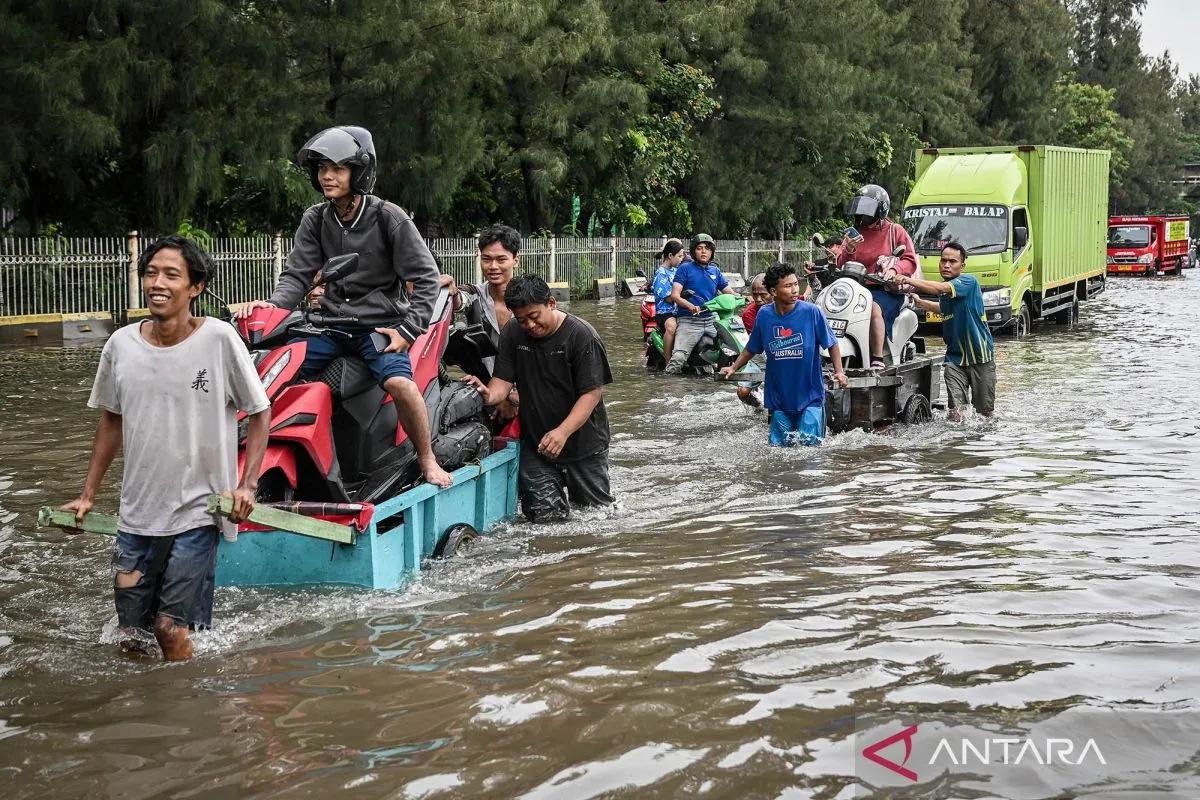 Banjir di ruas Jalan Jembatan Tiga Raya, Penjaringan, Jakarta, Minggu (18/1/2026). ANTARA FOTO/Sulthony Hasanuddin/bar