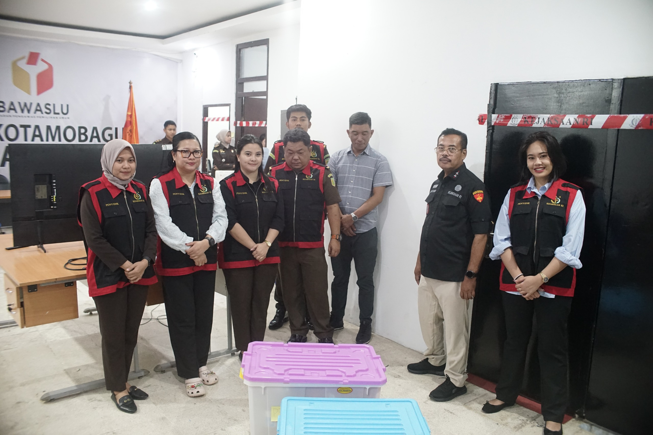 Tim Penyidik Pidana Khusus Kejaksaan Negeri Kotamobagu yang dipimpin Kepala Kejaksaan Negeri Kotamobagu Saptono SH, telah melakukan penggeledahan di Kantor Bawaslu Kotamobagu dan Kesbangpol Kotamobagu