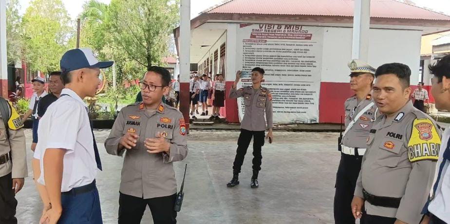 Pihak kepolisian memeriksa tas setiap siswa di SMPN 8 Malalayang, Rabu (21/1). Pemeriksaan yakni benda tajam dan lem ehabon.