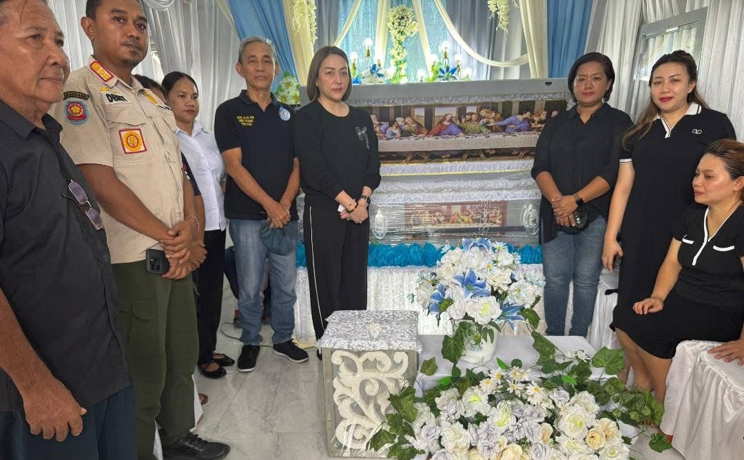 Ketua KPRS GMIM Michaela Elsiana Paruntu saat melayat di rumah duka almarhum Godbless Rio Solang.