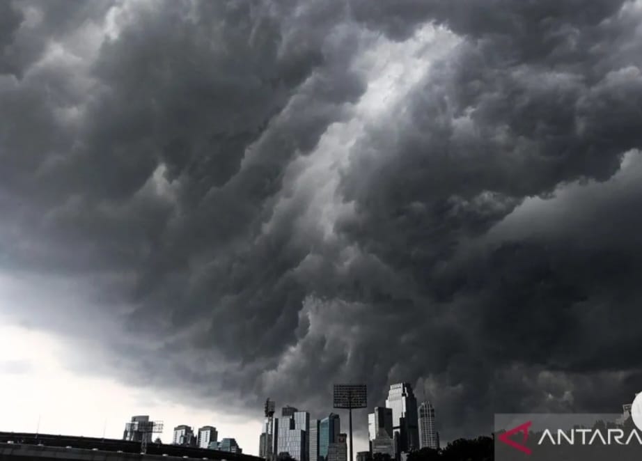 Foto awal tebal di atas gedung bertingkat di Jakarta pada 15/11/2025.