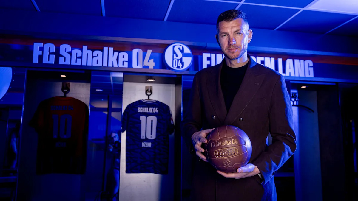 Edin Dzeko berada dalam ruang ganti pemain Schalke dengan latar jersey bertuliskan namanya