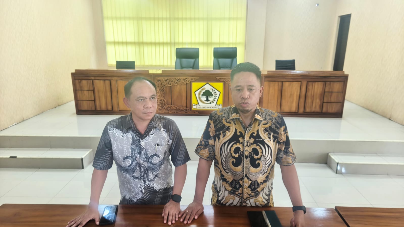 BEBERKAN: Kuasa hukum Partai Golkar Sulut Abler Bentian dan Lucky Jacob saat memberikan keterangan.