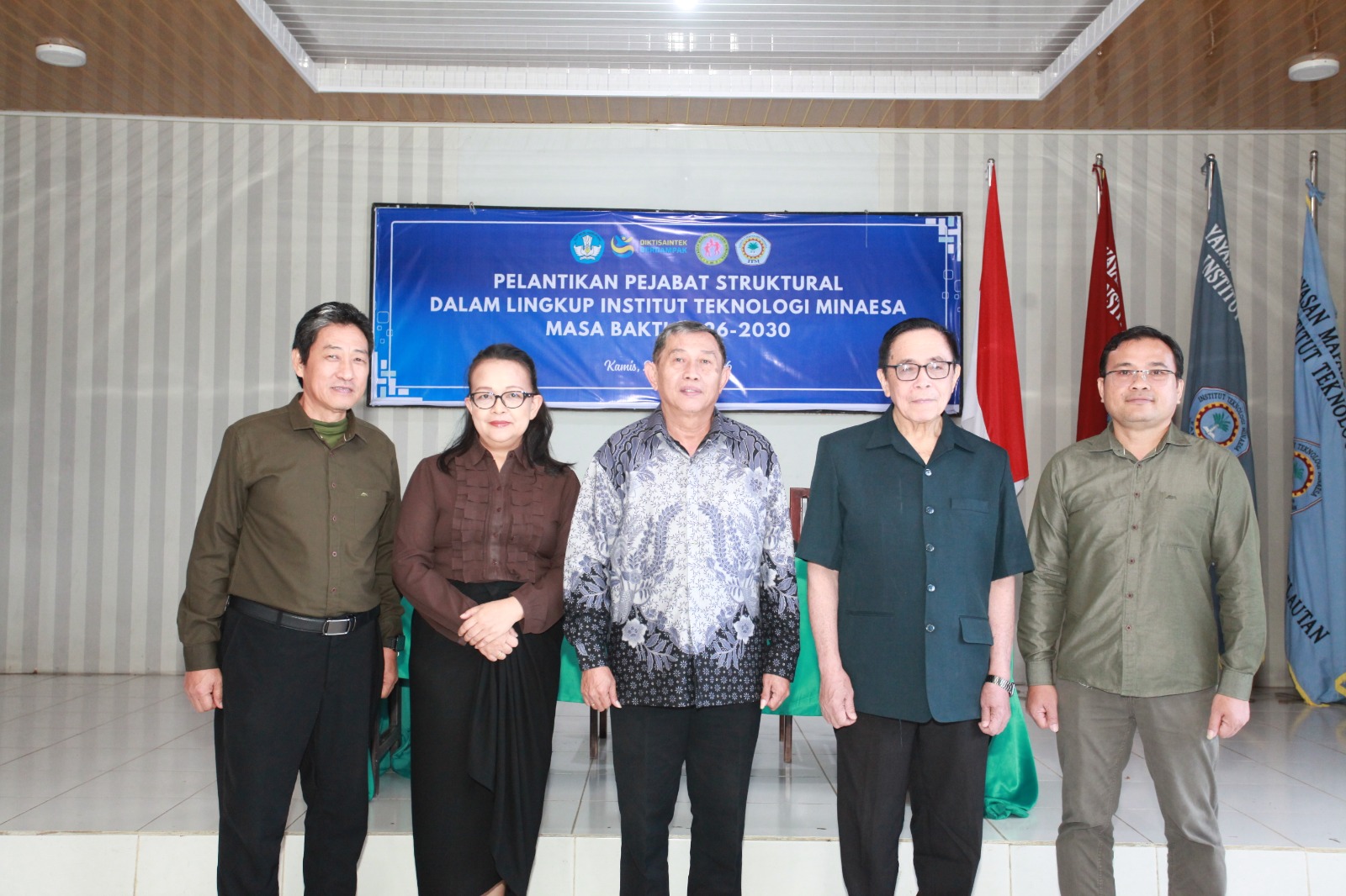 SEMANGAT BARU: Rektor ITM Kota Tomohon Prof Dr Ir Herdianto Lantemona MS (tengah) saat pelantikan pejabat struktrural.
