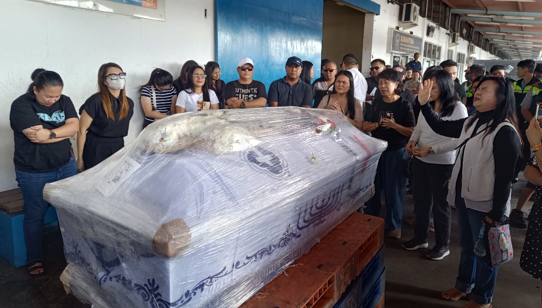 Peti jenazah Florencia Lolita Wibisono tiba di kedatangan Kargo Domestik Bandara Sam Ratulangi Manado
