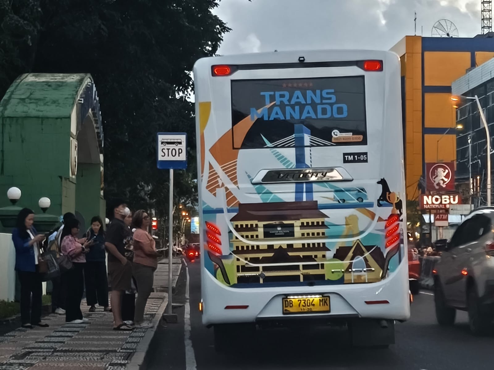 Bus BTS saat sedang mengangkut penumpang di salah satu tempat pemberhentian
