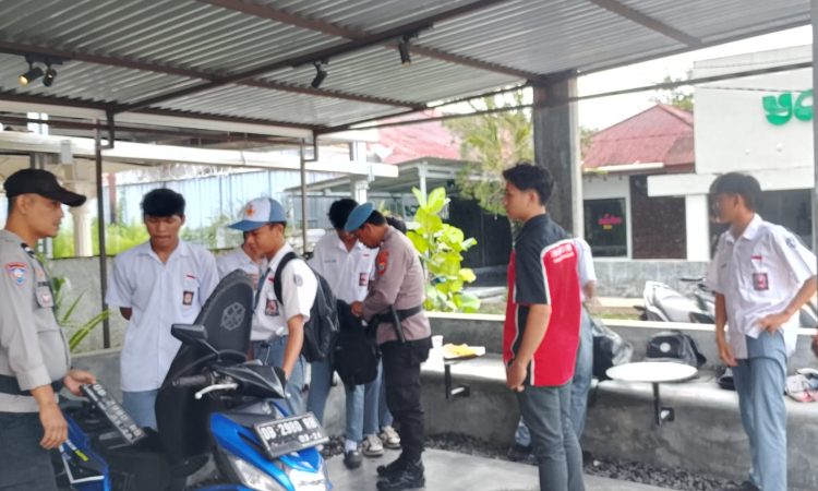 Bhabinkamtibmas Polsek Sario saat memberikan iimbauan kepada anak-anak sekolah di wilayah Kecamatan Sario, Kota Manado, Kamis (22/1)