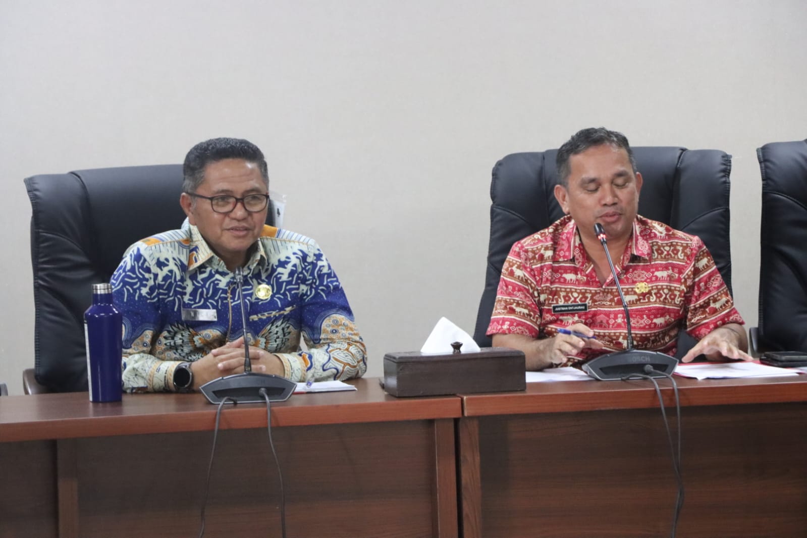 Sekretaris DPRD Sulut Niklas Silangen didampingi Kepala Sub Bagian Jusman Entjaurau.
