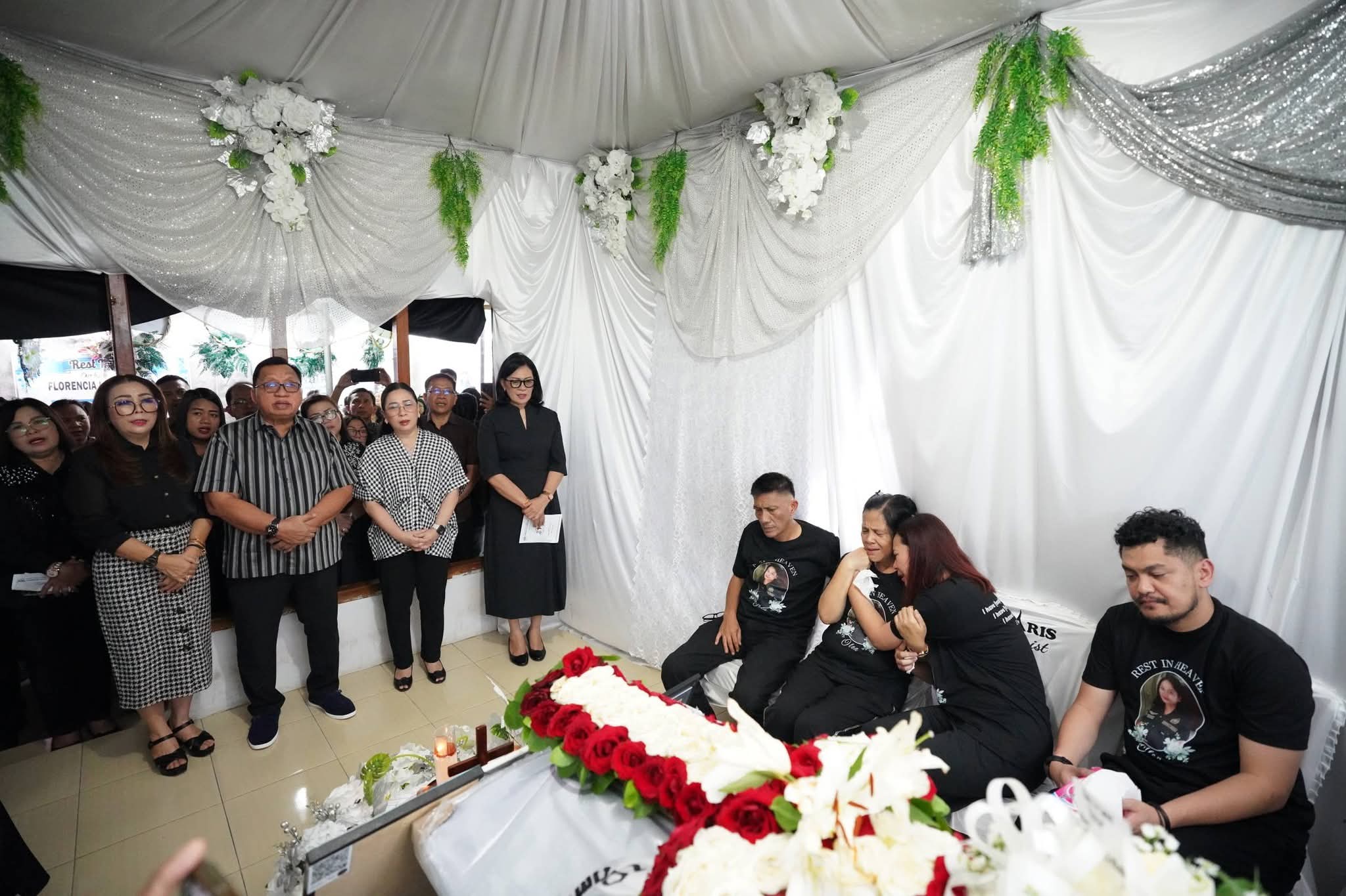 TURUT BERDUKA CITA: Puji-pujian dari jajaran Pemkab Minahasa. Nampak, isak tangis keluarga merasa sangat kehilangan alm Florencia Lolita Wibisono, Sabtu (24/1/2026).