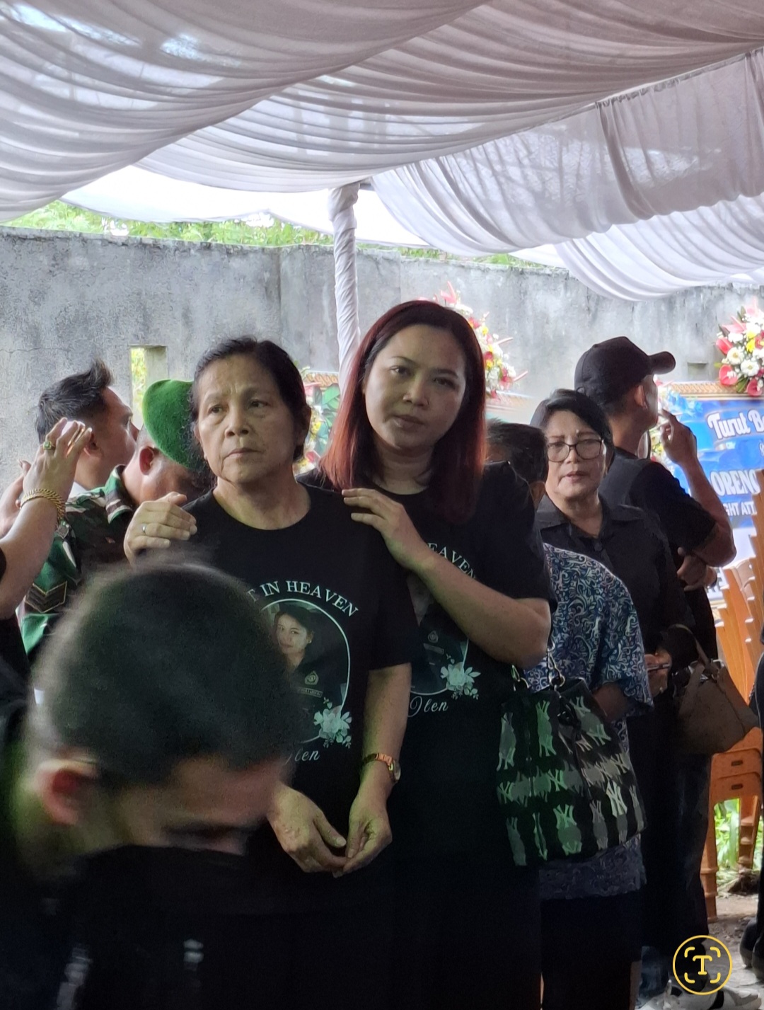 Ibunda dan kakak alm Florencia Wibisono