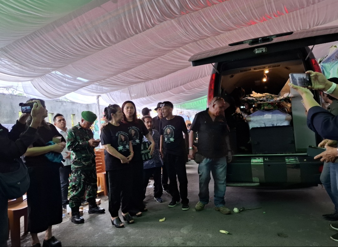 Keluarga mendampingi jenazah sebelum diantar ke ladang pekuburan