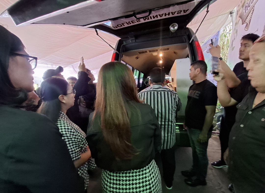 Jajaran Pemkab Minahasa Bupati Robby Dondokambey, Wakil Bupati Vanda Sarundajang, Ketua TP PKK Martina Lengkong dan Sekkab Lynda Watania memberi karangan bunga ke alm Olen