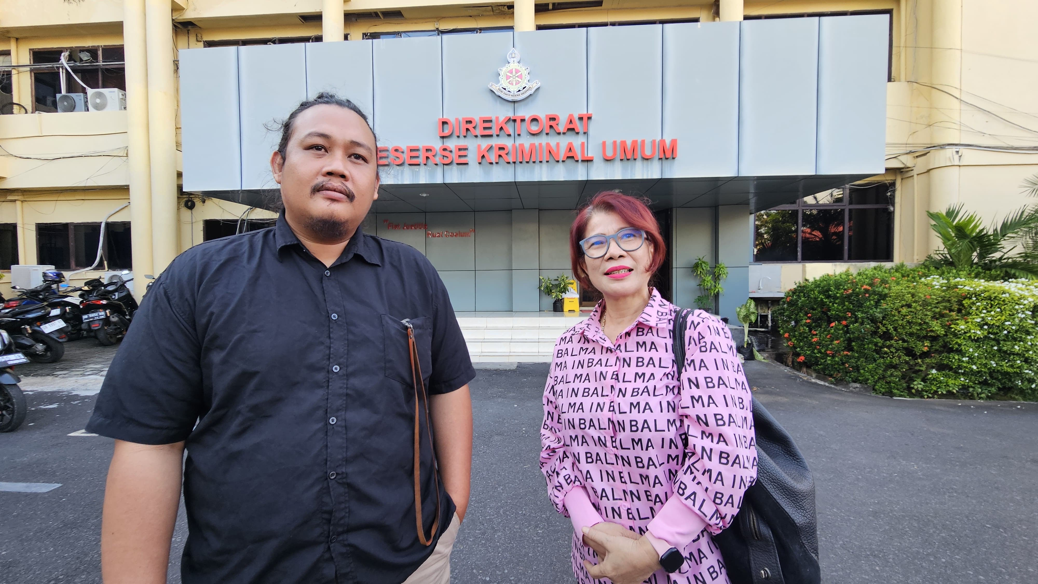 Pelapor (kemeja ungu) bersama kuasa hukum di Mapolda Sulut