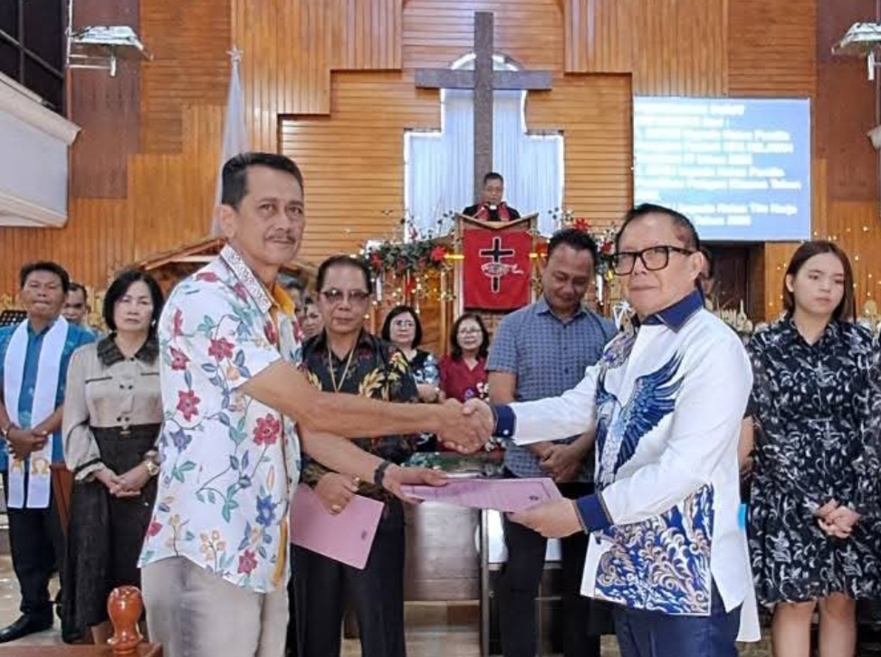 SUKACITA MELAYANI: Tim Kerja Pria/Kaum Bapa dan Wanita/Kaum Ibu GMIM Yobel Uluindano Tahun 2026 dengan Ketua Gerard Jonas Lapian (kanan). (Kredit Foto FB)
