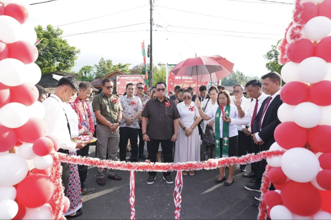 RESMIKAN: Bupati Robby Dondokambey didampingi Ketua TP PKK saat meresmikan jalan Desa Kamangta, Minggu (25/1/2026).