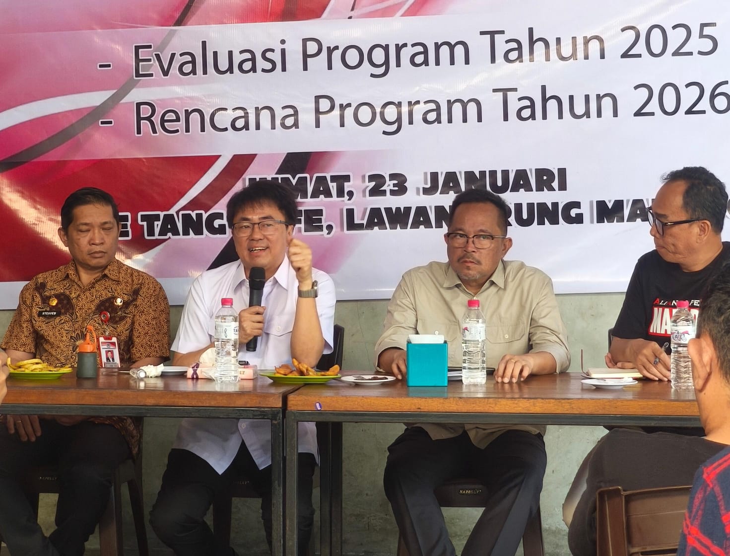 Wali Kota Andrei Angou dan Wakil Wali Kota Richard Sualang bersama Sekretaris Daerah Steaven Dandel saat menyampaikan keterangan pers awal tahun 2026, Jumat (23/1).