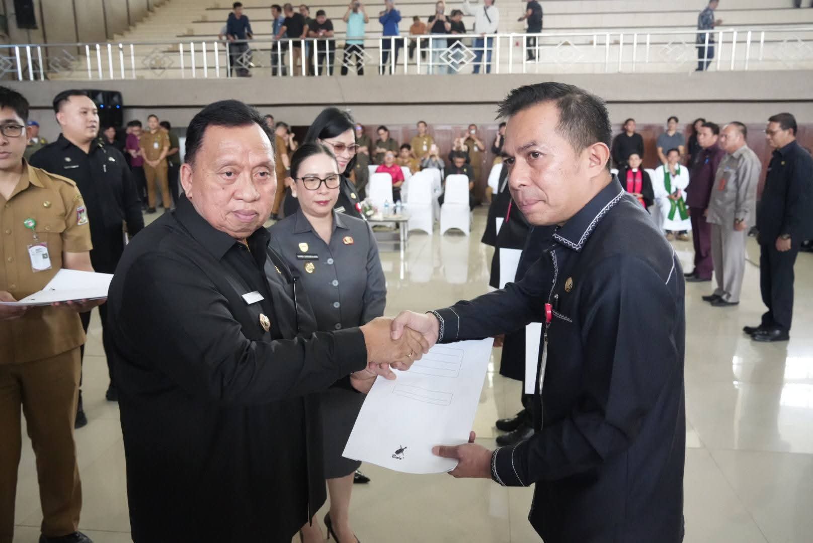 TERIMA: Johnny Tendean saat menerima Nota Dinas, dari Bupati Minahasa Robby Dondokambey didampingi Wabup Vanda Sarundajang dan Sekkab Lynda Watania, Senin (26/1/2026).