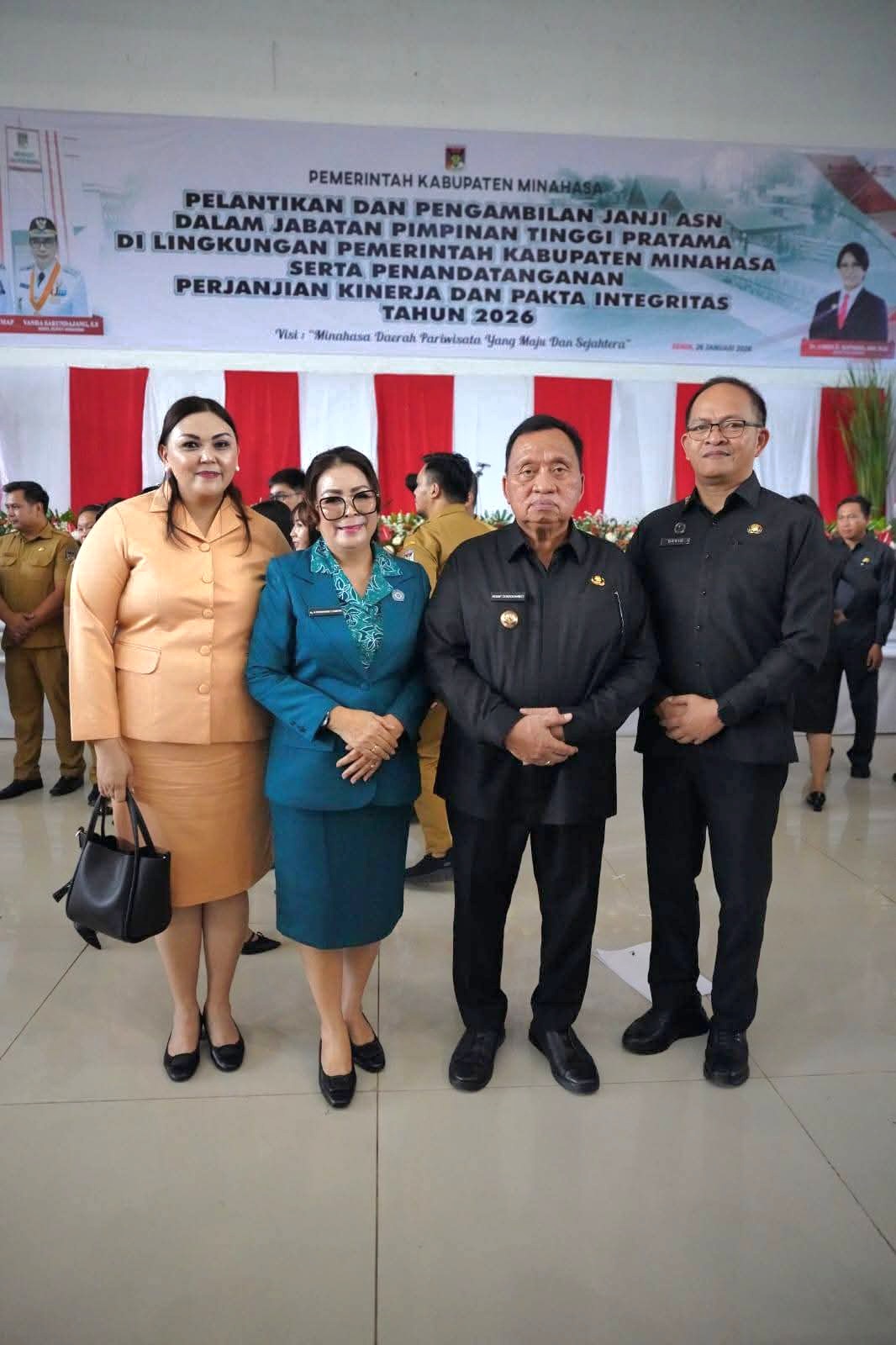 Foto bersama Bupati Robby Dondokambey dan Ketua TP PKK Minahasa Martina Lengkong