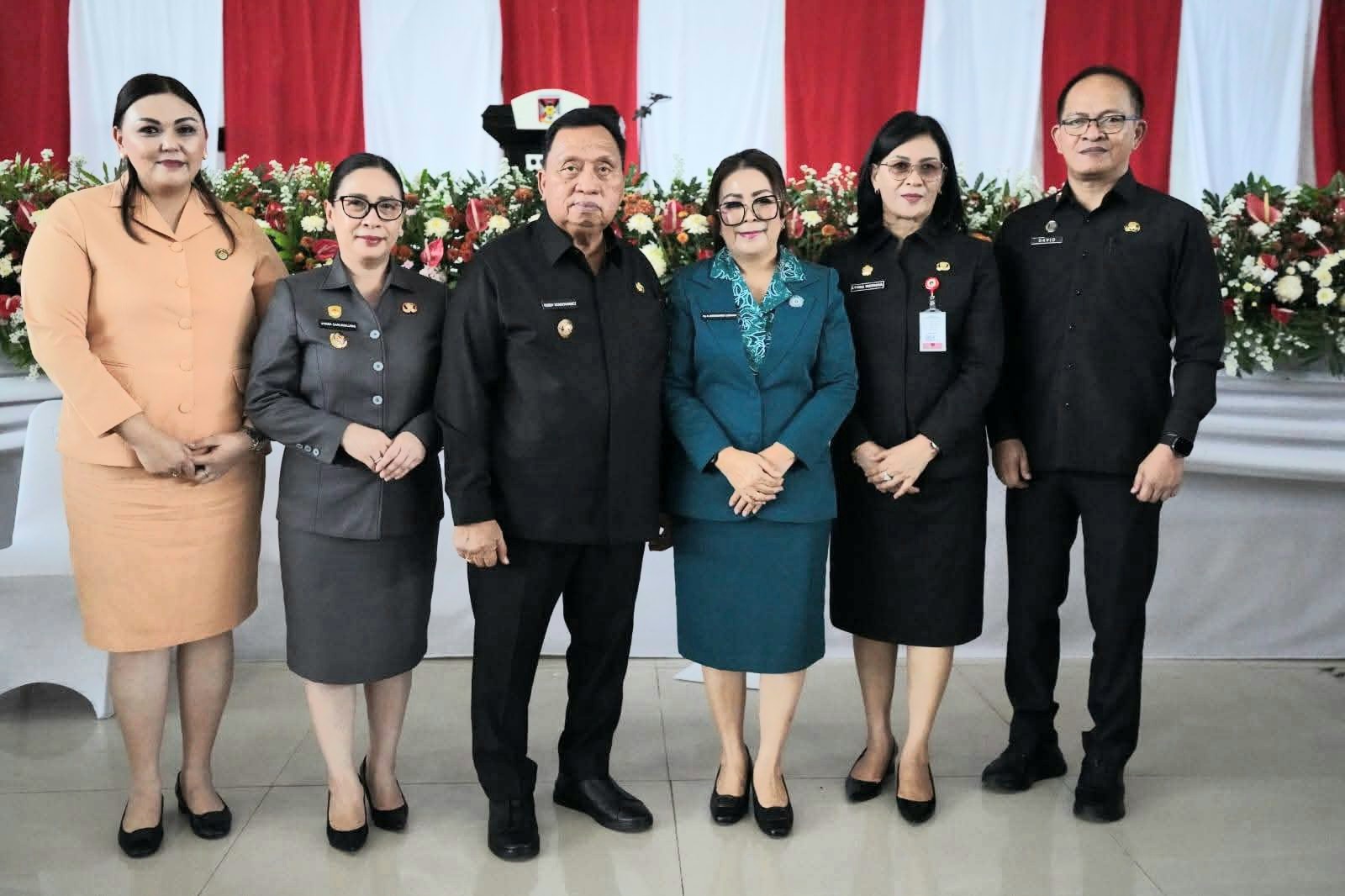 DIPERCAYAKAN: Kepala BPKAD Minahasa yang baru dilantik David Mangundap dan istri foto bersama Bupati dan Wakil Bupati, Ketua TP PKK serta Sekkab Minahasa, Senin (26/1/2026).