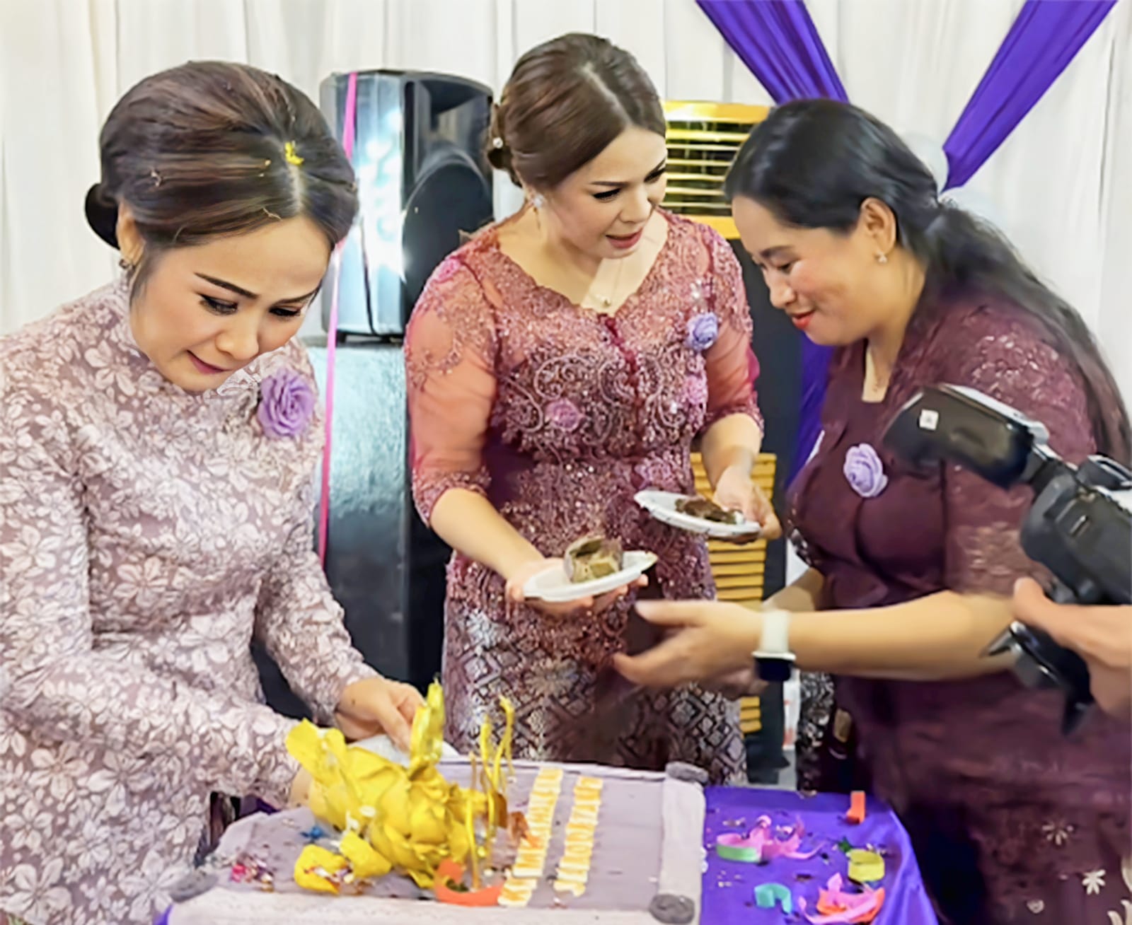 Warga Tonsawang yang tergabung dalam Kerukunan Keluarga Iwekahalesan Tonsawang di Jakarta merayakan Natal Yesus Kristus sekaligus HUT ke-69 organisasi.