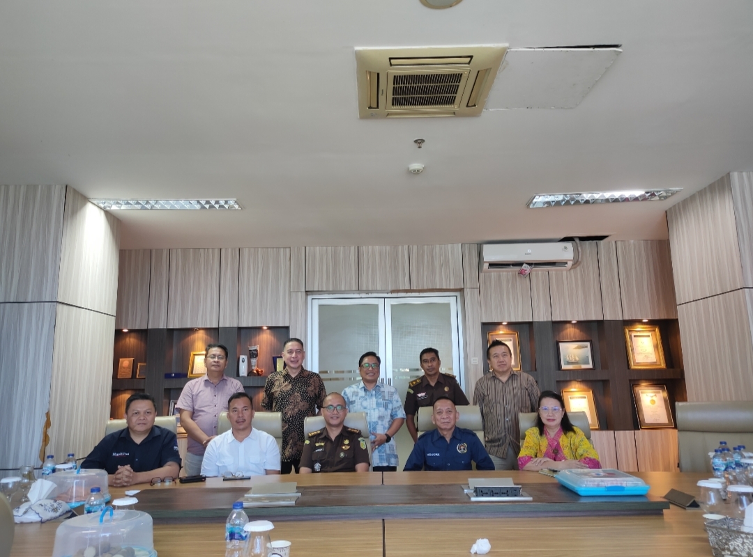 INTERAKTIF: Foto bersama para narasumber mulai dari Polda Sulut, Kejati Sulut, Advokat, Akademisi hingga Ketua PWI Sulut usai FGD yang diprakarsai Manado Post.