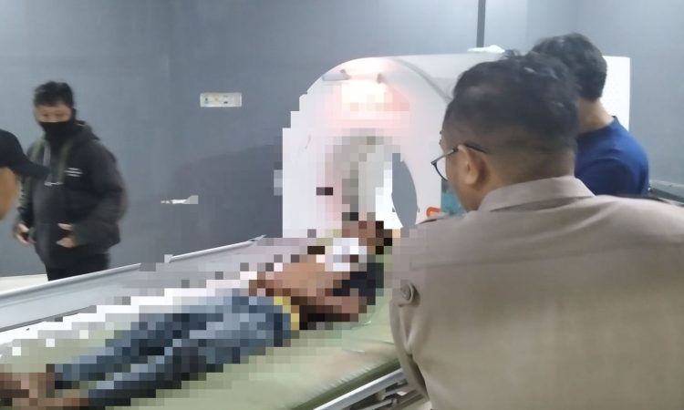 Pihak kepolisian saat mengevakuasi korban kasus penikaman di Rumah Sakit, Selasa (27/1).