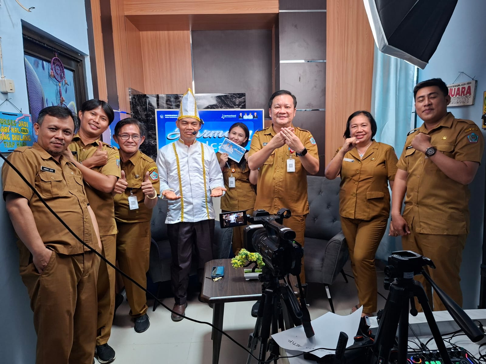 Plt Kepala Dinas Kominfo Bitung Altin Tumengkol bersama jajaran dan narasumber Amos Ghama Kakomba di studio podcast harmony.(Dok Istimewa)