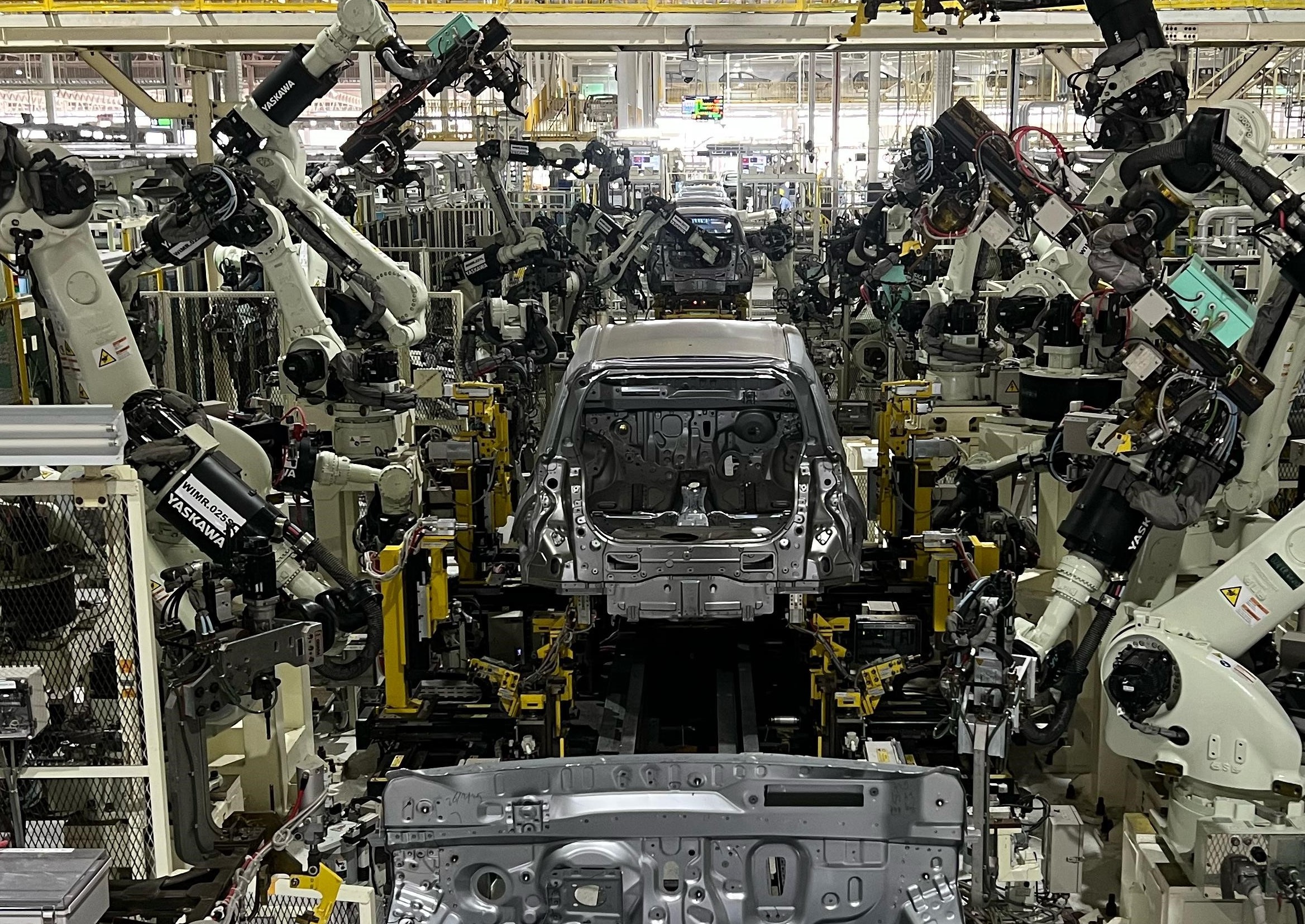 Proses pengelasan menggunakan teknologi robotik terkini di fasilitas Body di KAP 2