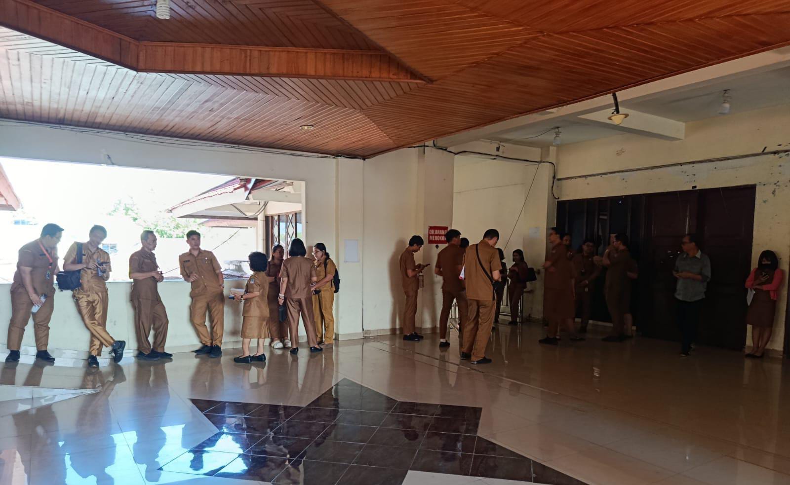 Nampak sejumlah ASN berada di luar Aula Serbaguna Pemkot Manado. Padalah di dalam ruangan sedang berlangsung kegiatan Konsultasi RKPD dan sementara arahan Sekkot.