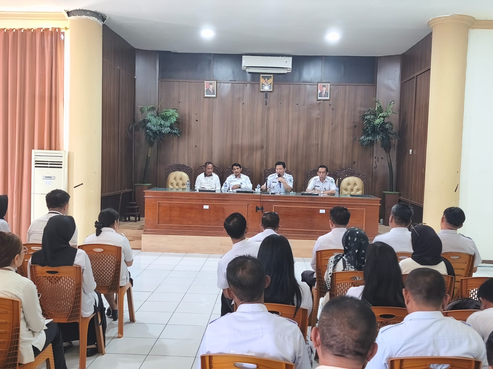 Wakil Bupati Dony Lumenta saat memimpin rapat kerja