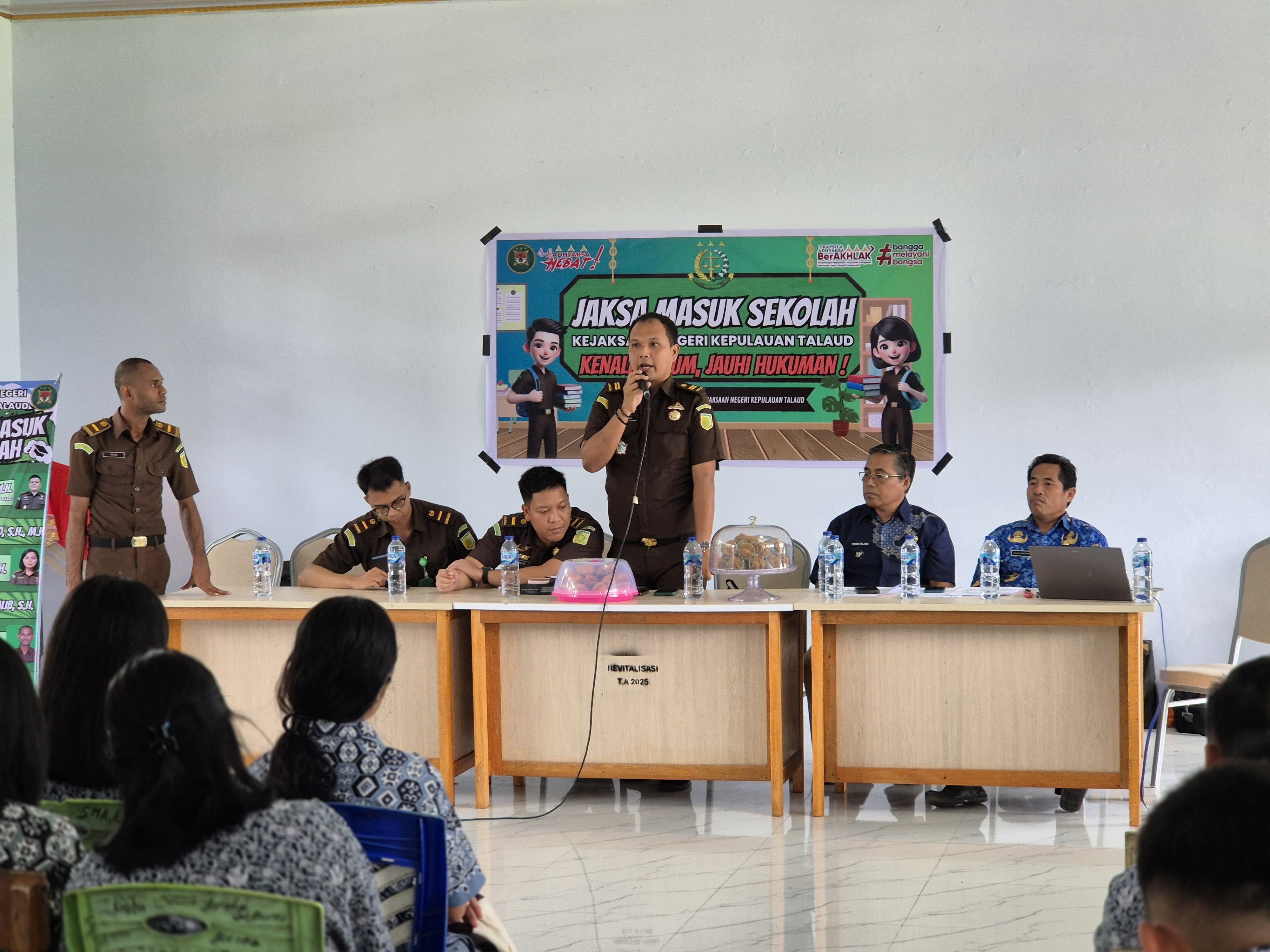 KERJA NYATA: Kasi Intel Kejari Talaud Samuel Naibaho saat membawakan materi dalam kegiatan jaksa masuk sekolah