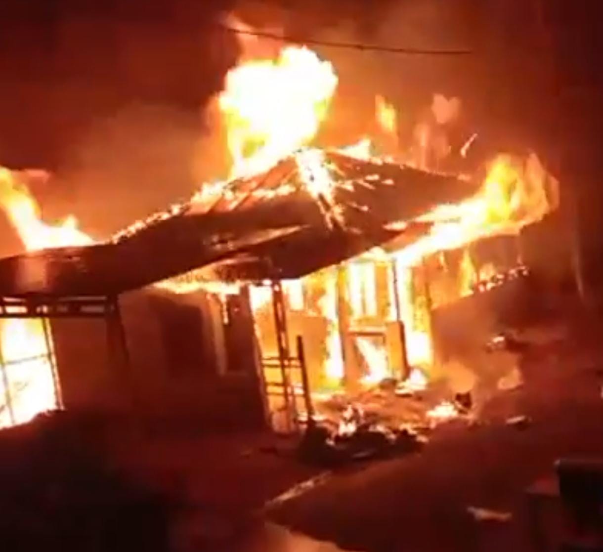 KEBAKARAN: Kobaran api menghanguslan rumah di Desa Manembo, Langowan, Kamis (29/1/2026) malam ini.