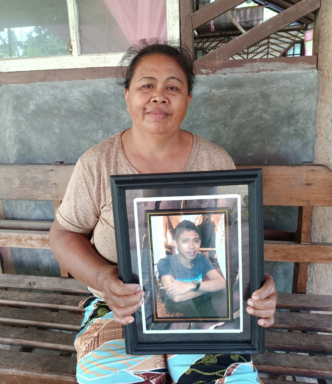 Marcy Derek menanti kepulangan jenazah anaknya, Hartono Pajama di rumah duka di Desa Kolongan, Kecamatan Kalawat, Minut