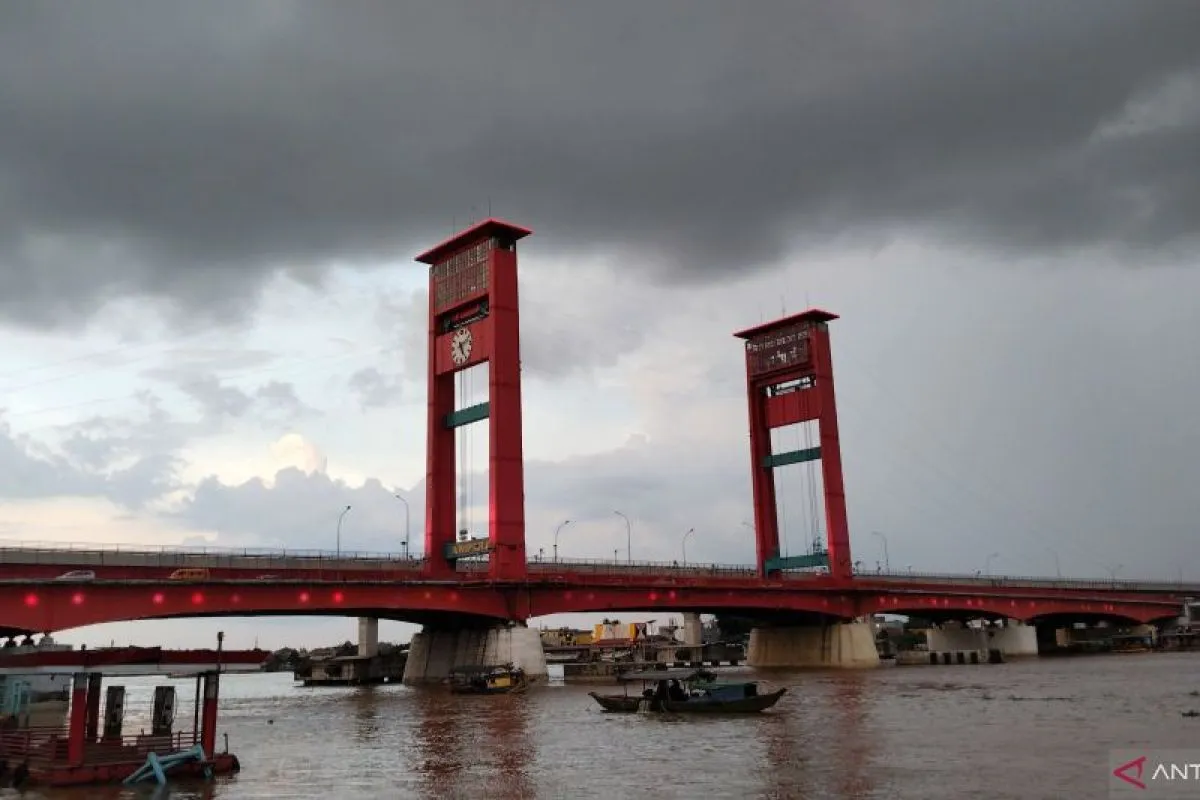 Saat awan hitam di atas langit Jembatan Ampera Palembang, Sumatera Selatan. (ANTARA/ M Imam Pramana)