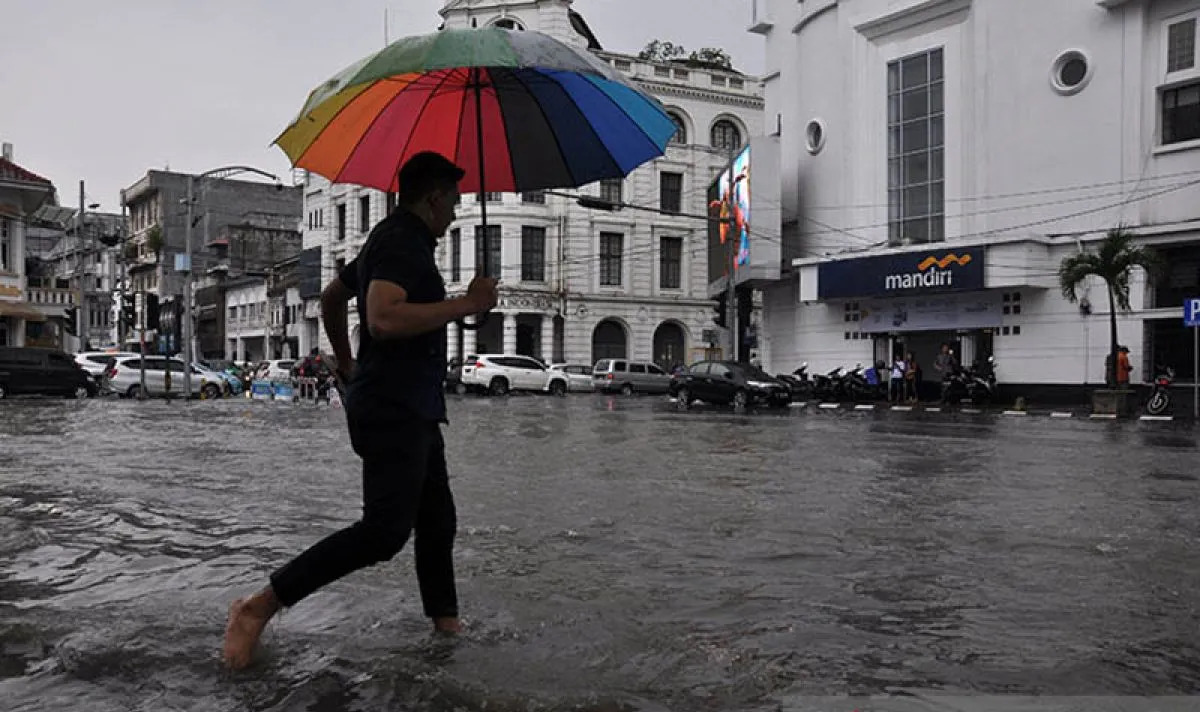 Ilustrasi - Saat hujan di Jalan Balaikota Medan, Sumatera Utara. ANTARA FOTO/Septianda Perdana/wsj/aa
