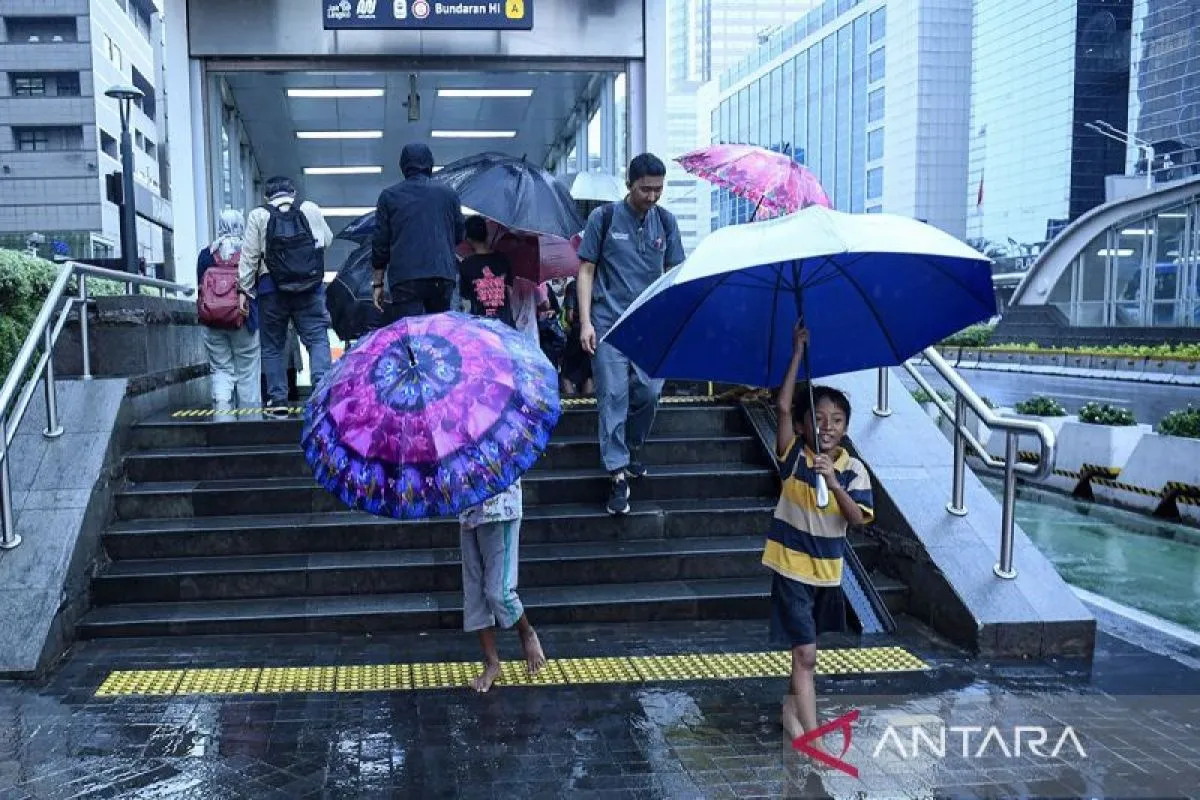 Hujan di kawasan Stasiun MRT Sudirman-Thamrin, Jakarta, Selasa (24/9/2024)