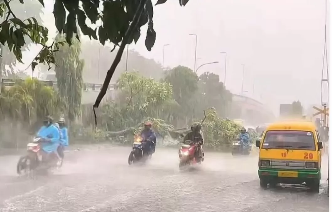 Hujan deras disertai angin kencang mengguyur sejumlah wilayah di Kota Surabaya, Selasa (23/12).(Instagram @surabayasiders)